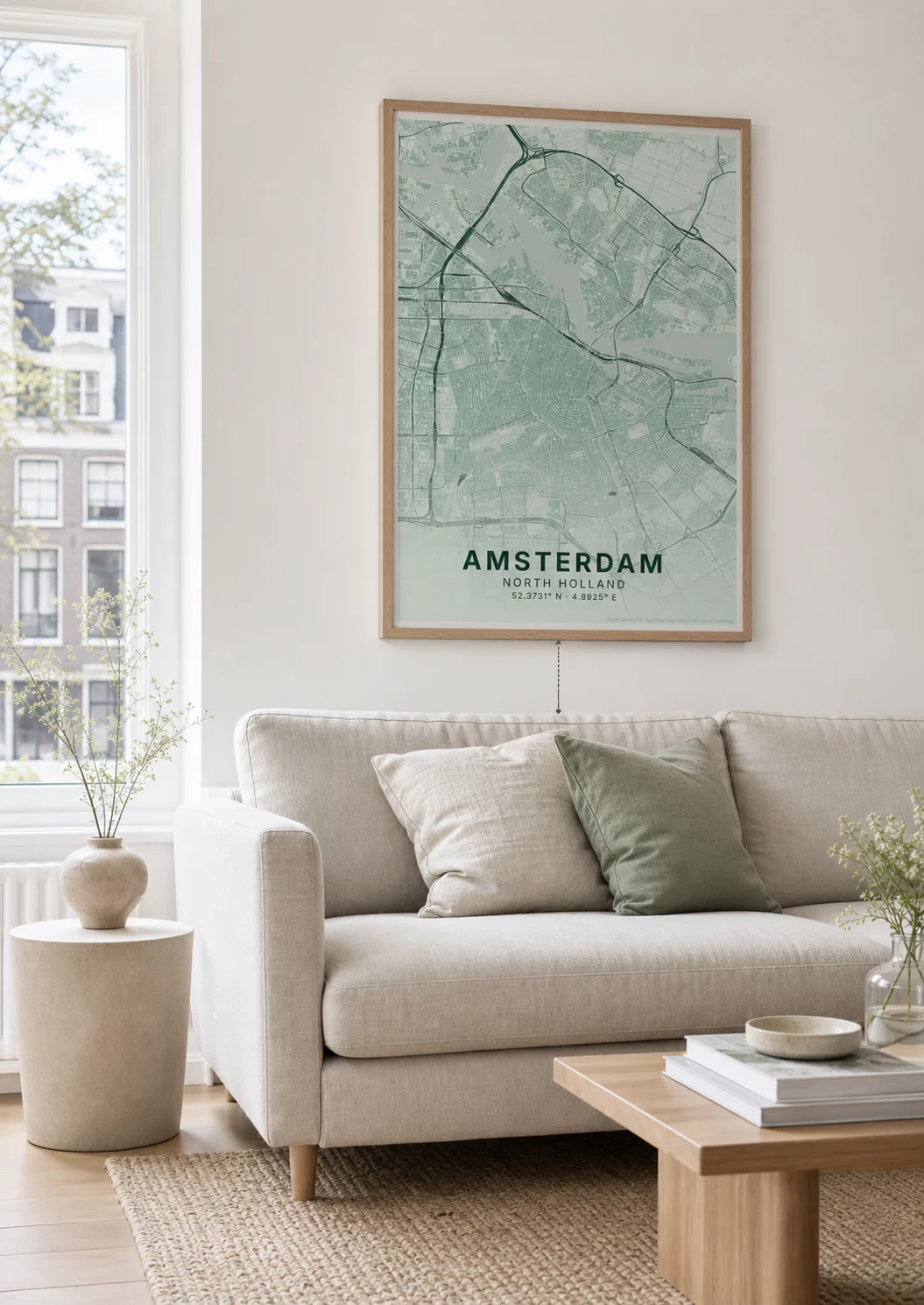 Kaartposter op de juiste hoogte boven een bank in een Scandinavische woonkamer