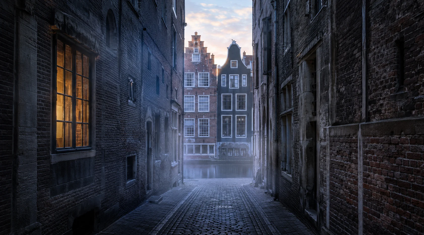 Middeleeuws steegje in het centrum van Amsterdam met houten gevels en kinderkopjes, vroeg ochtendlicht