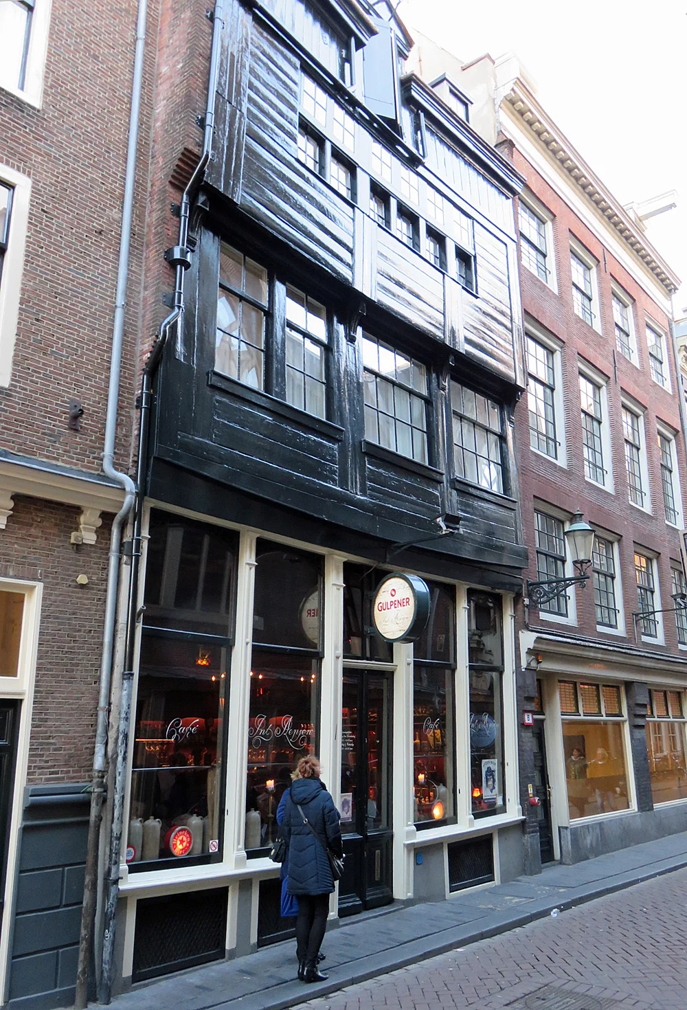 In 't Aepjen aan Zeedijk 1 in Amsterdam, een 16e-eeuws pand met houten Renaissance-gevel, vandaag een café met hotelkamers