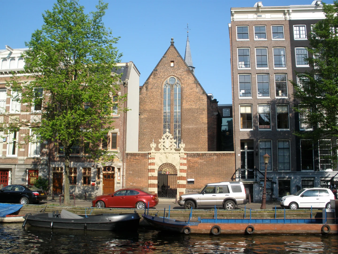 De gevel van de Agnietenkapel aan de Oudezijds Voorburgwal in Amsterdam, met de gesneden stenen poort uit 1571