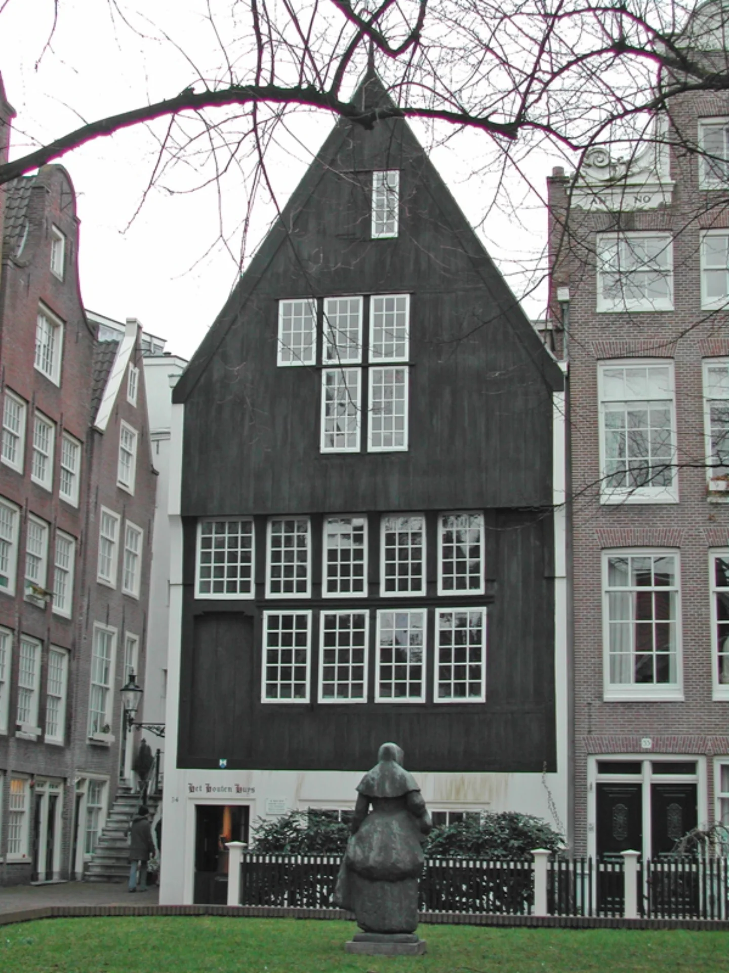 Het Houten Huys op Begijnhof 34 in Amsterdam, met middeleeuwse houten voorgevel en uitkragende zolderverdieping in het besloten hofje