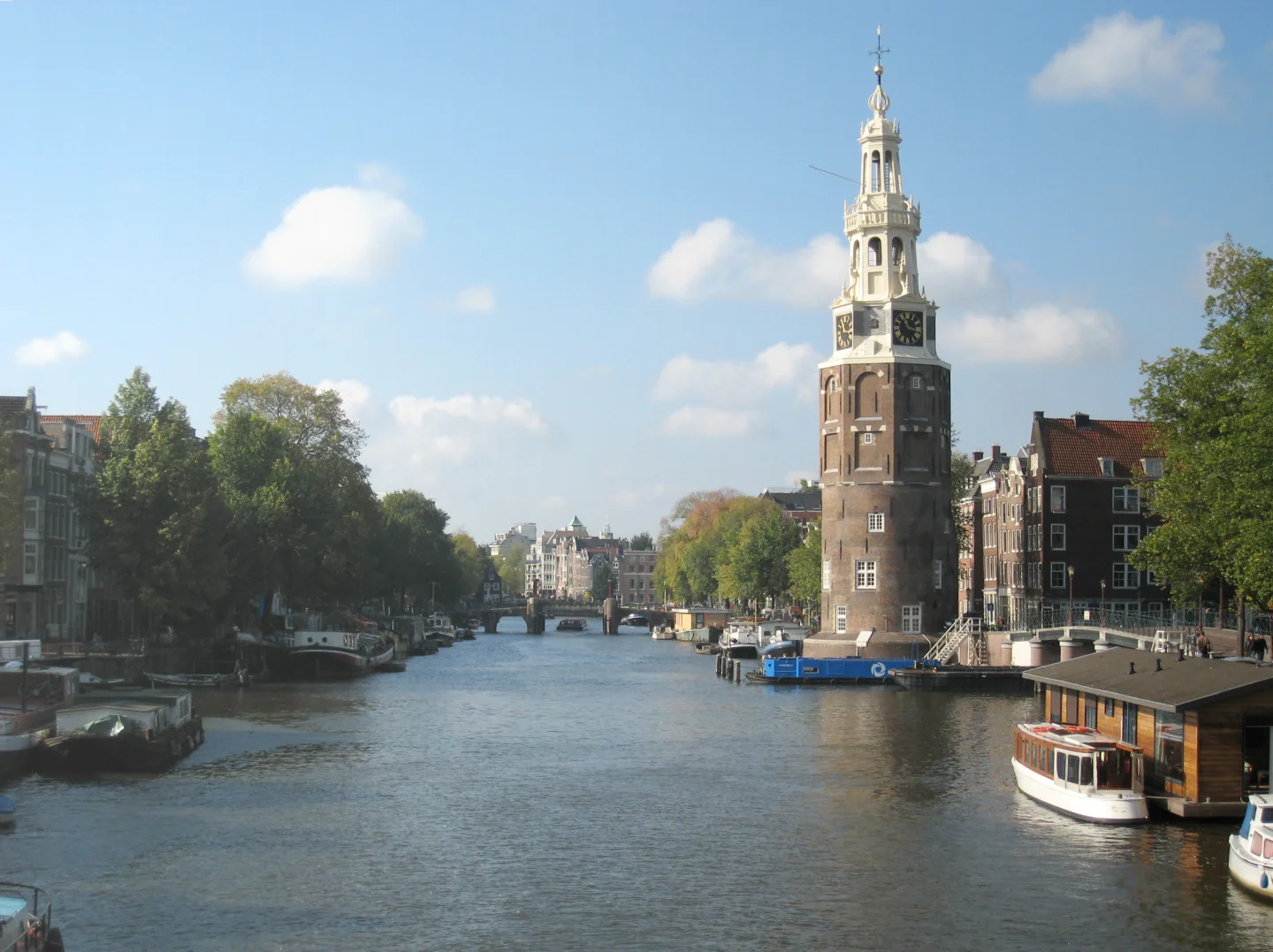 De Montelbaanstoren aan de Oudeschans in Amsterdam, met middeleeuwse stenen onderbouw en de achthoekige Renaissance-kroon van Hendrick de Keyser uit 1606