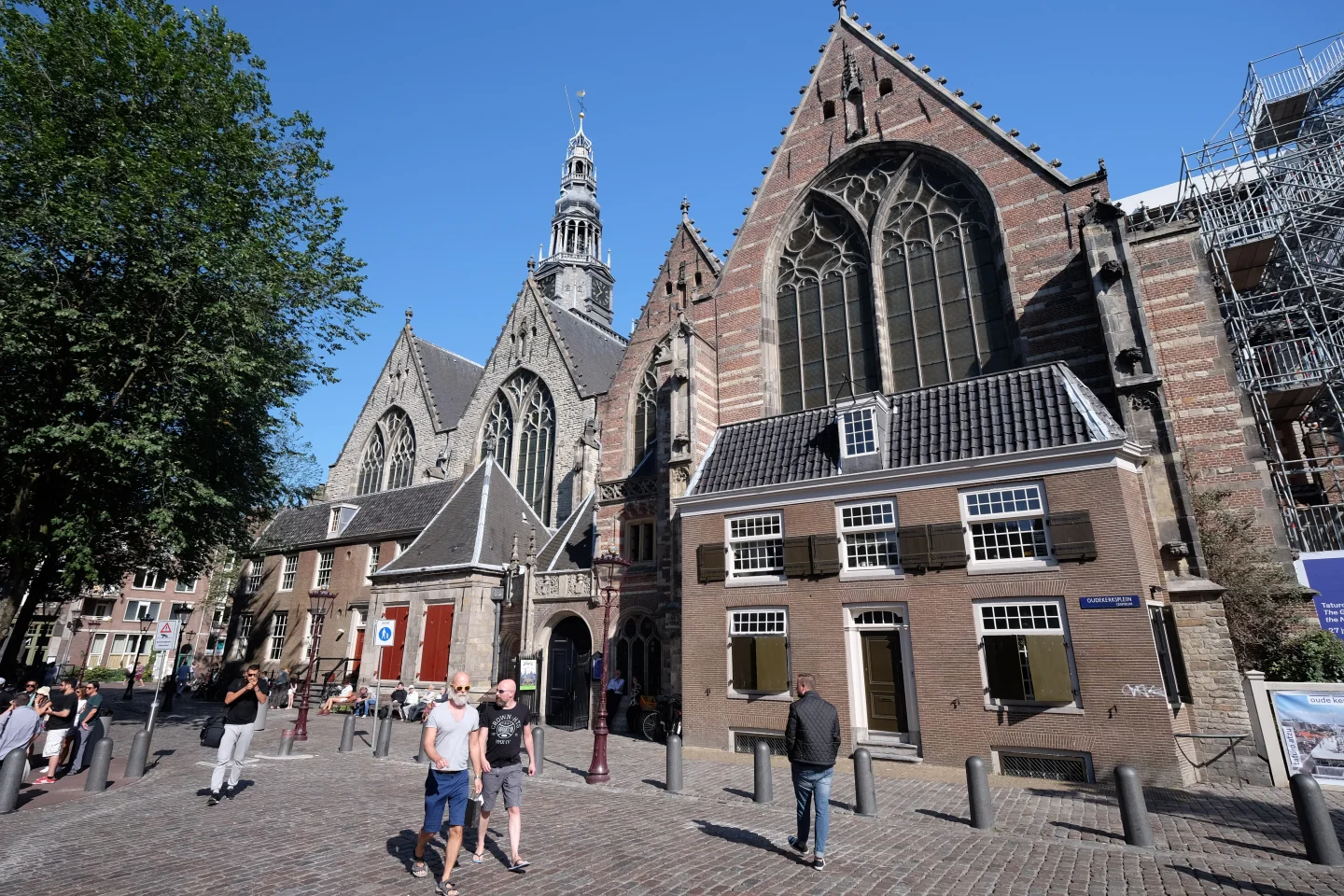 De Gotische gevel van de Oude Kerk in Amsterdam, met houten klokkentoren, gezien vanaf het Oudekerksplein