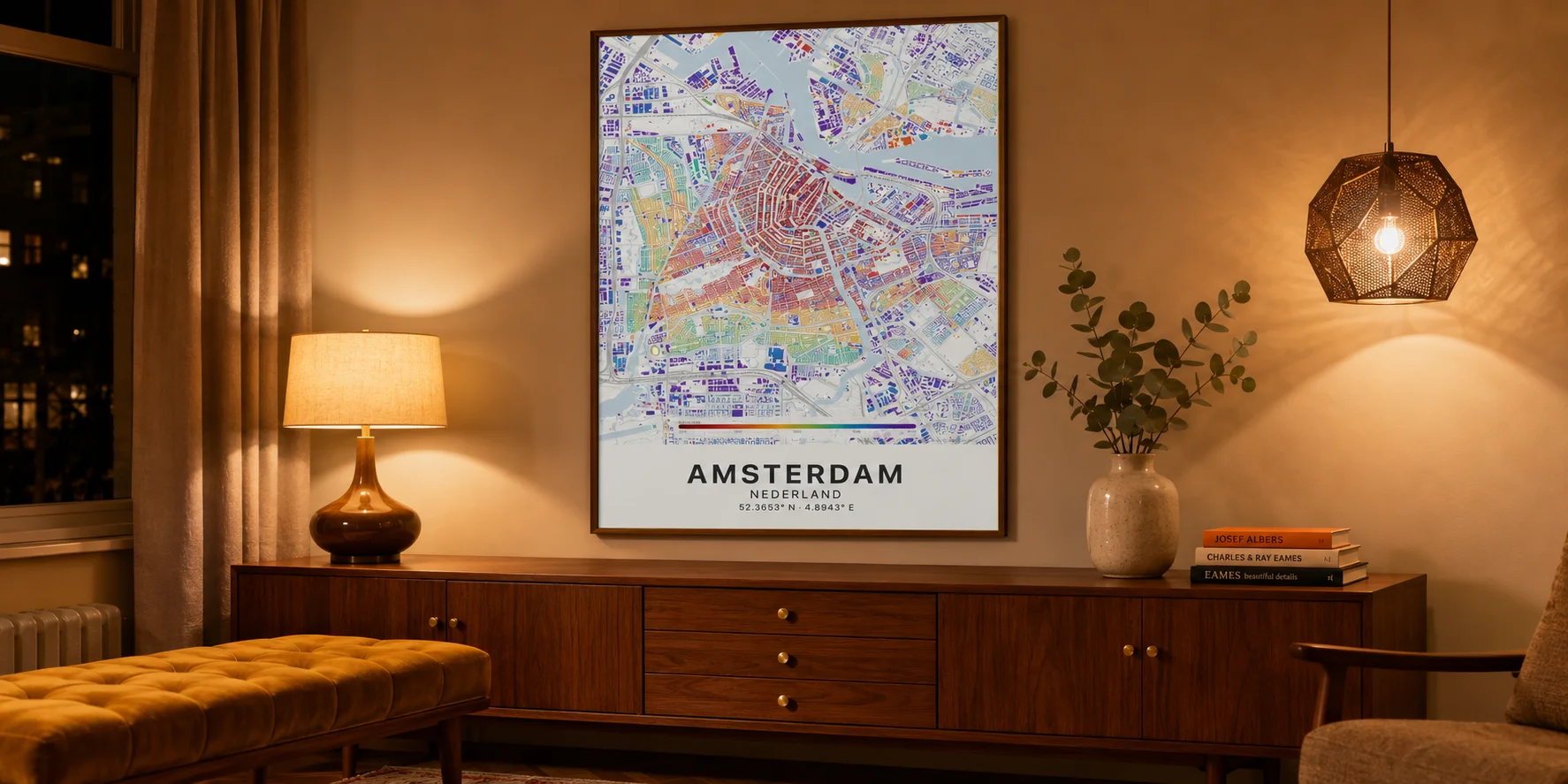 Tijdlaag-poster van Amsterdam aan een wand in een warm interieur, gepersonaliseerd met de bouwjaren in kleur