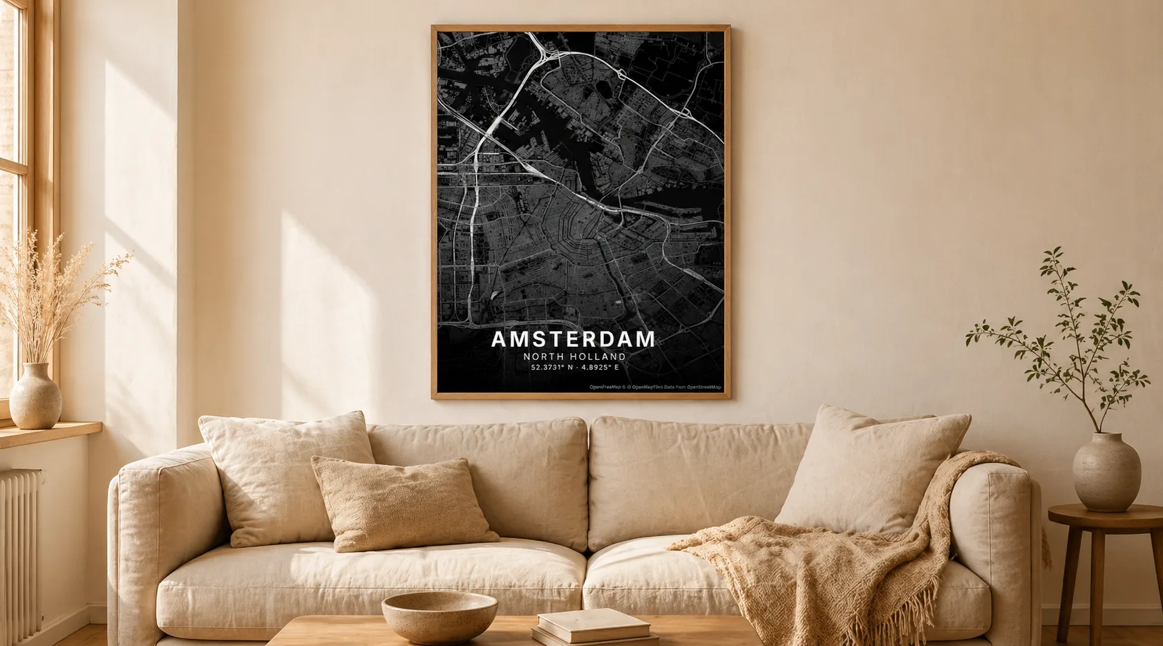 Kaartposter op ooghoogte boven een bank in een woonkamer