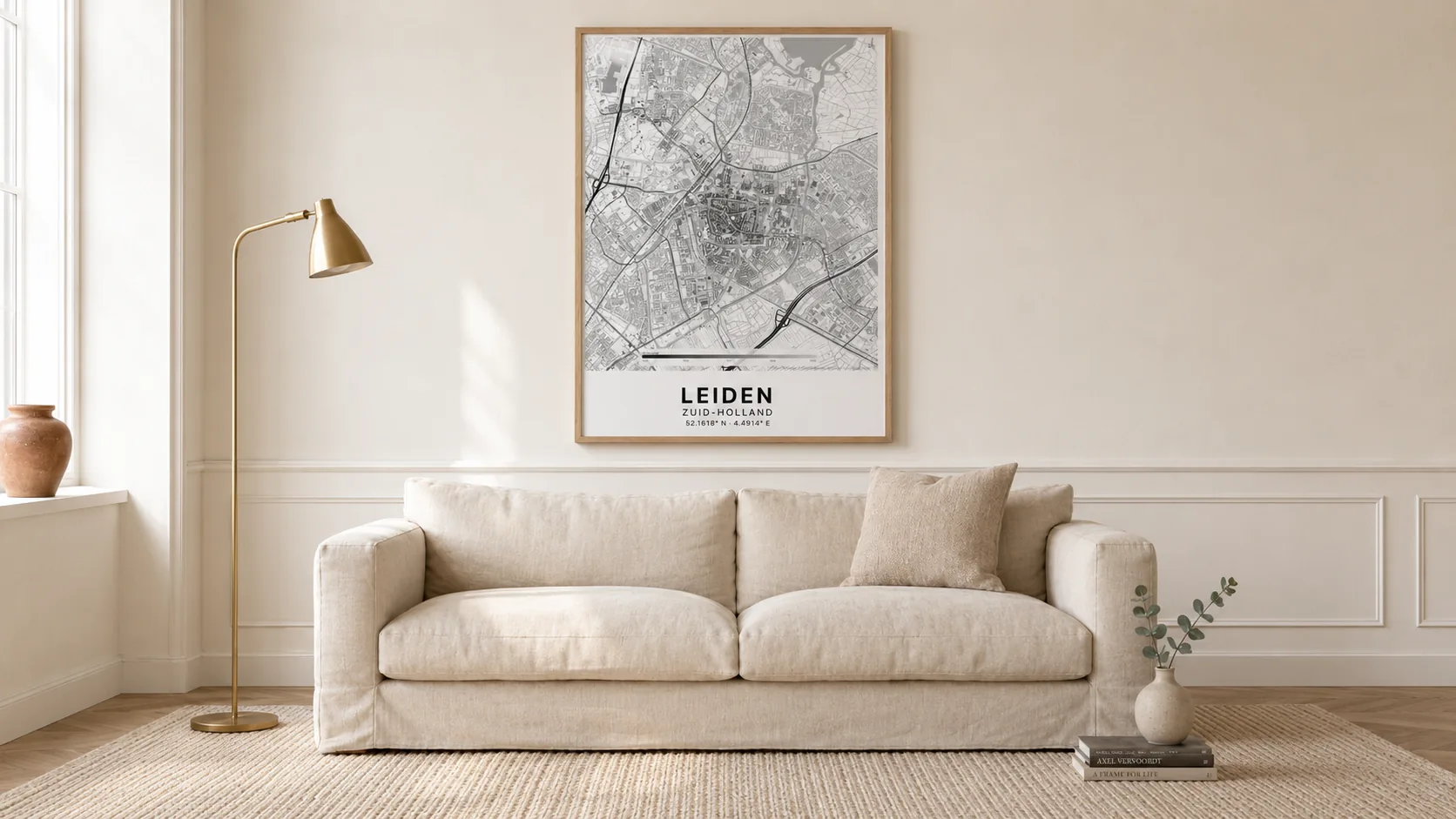 Stedenposter van een Nederlandse stad ingelijst boven een minimalistische bank in een warm interieur