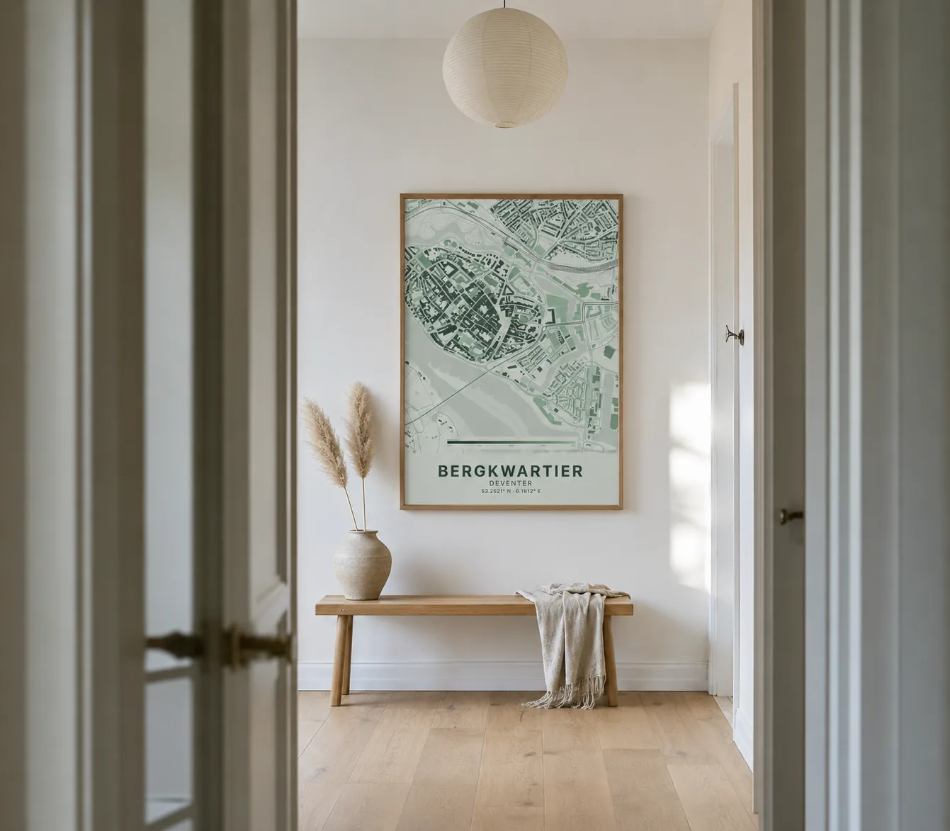 Stedenposter in lichte stijl boven een minimalistische lichte bank in Scandinavisch interieur