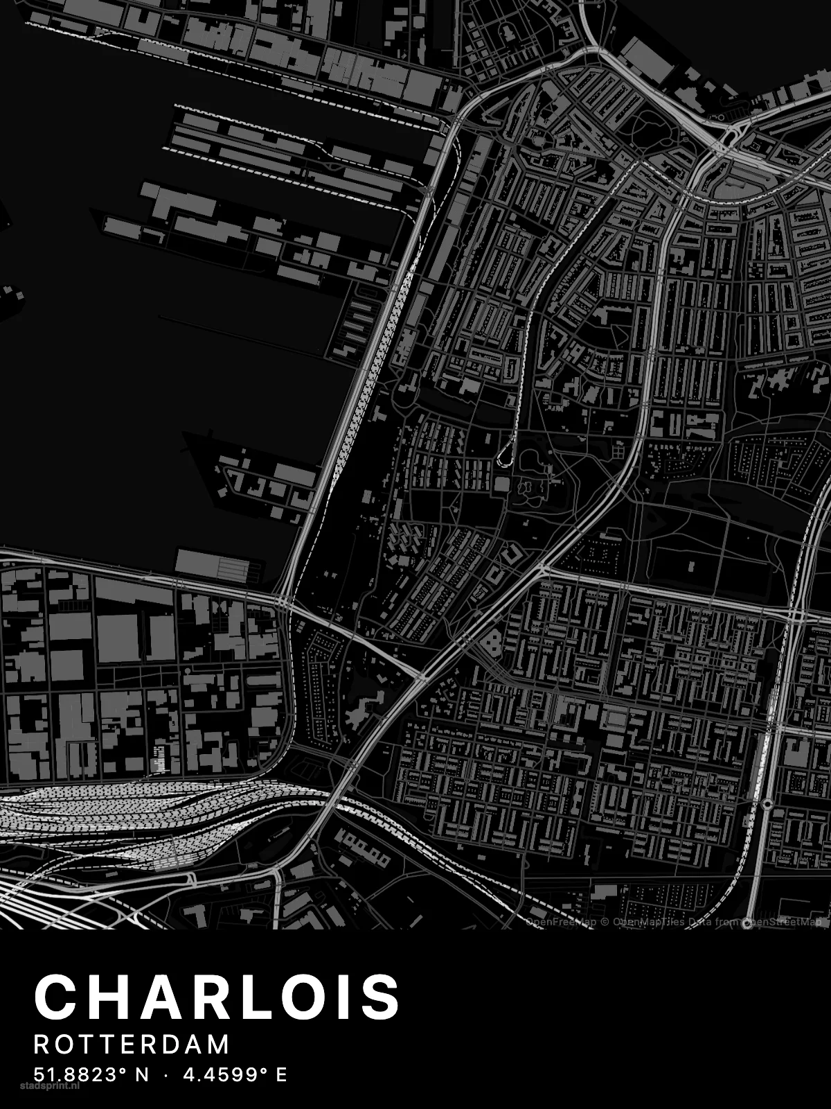 Stadsprint kaartposter van Rotterdam in Nachtzwart stijl op een donkere muur in een werkkamer