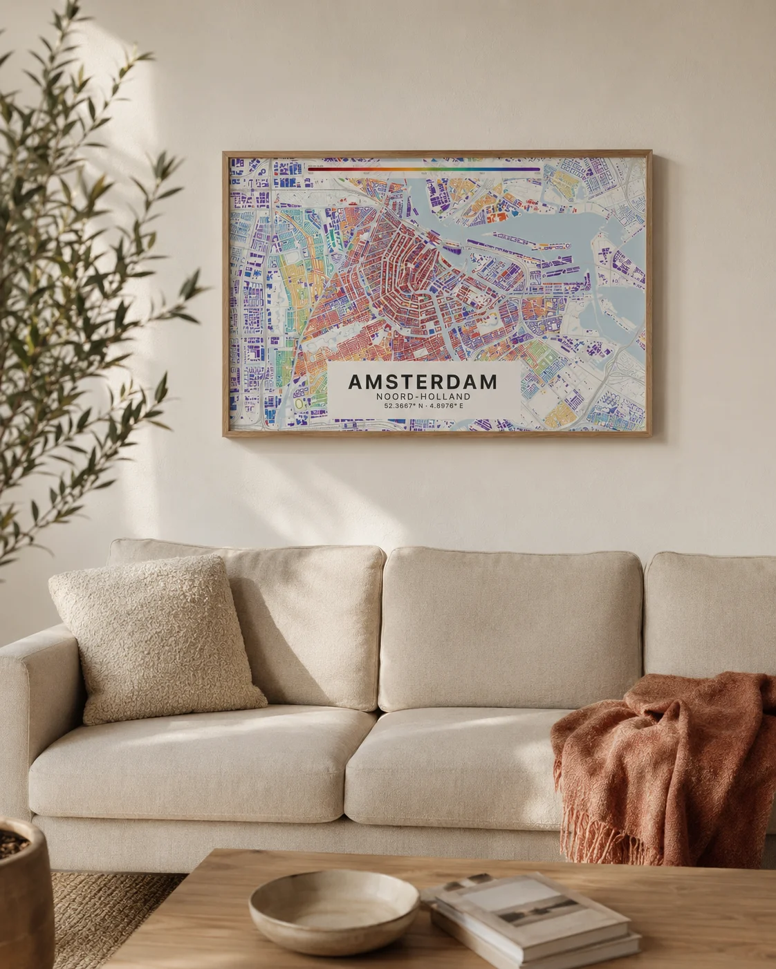 Tijdlaag-poster van een Nederlandse stad aan een woonkamermuur, panden gekleurd op bouwjaar