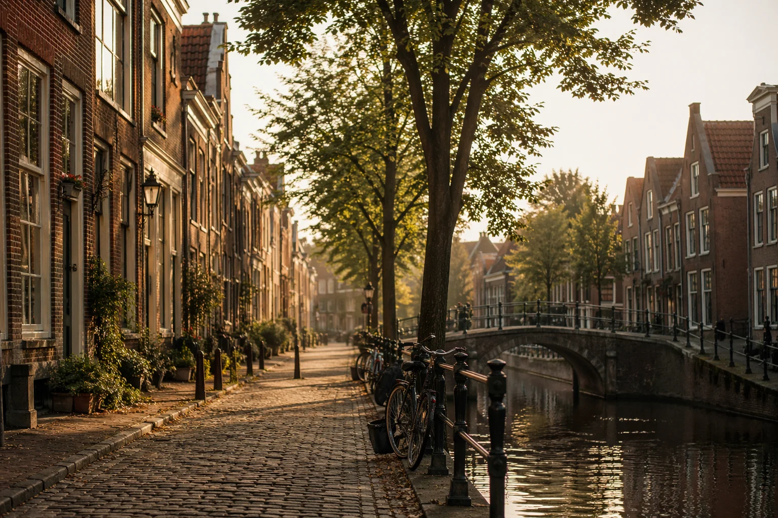 Warm verlichte gracht in een Nederlands dorp bij zonsondergang