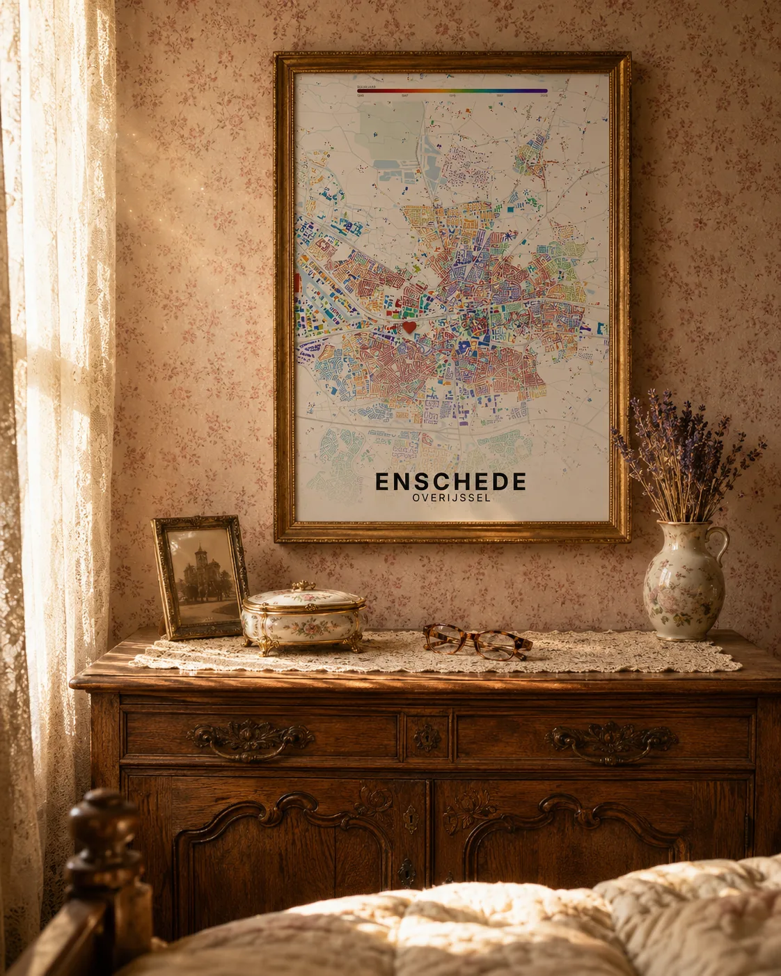 Vintage kaartposter van Enschede boven een slaapkamer-dressoir