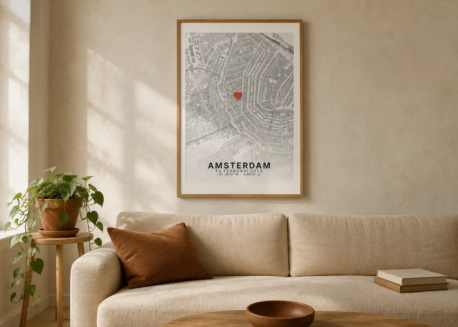 Ingelijste kaartposter van Amsterdam met hartje op de Elandsgracht boven een bank