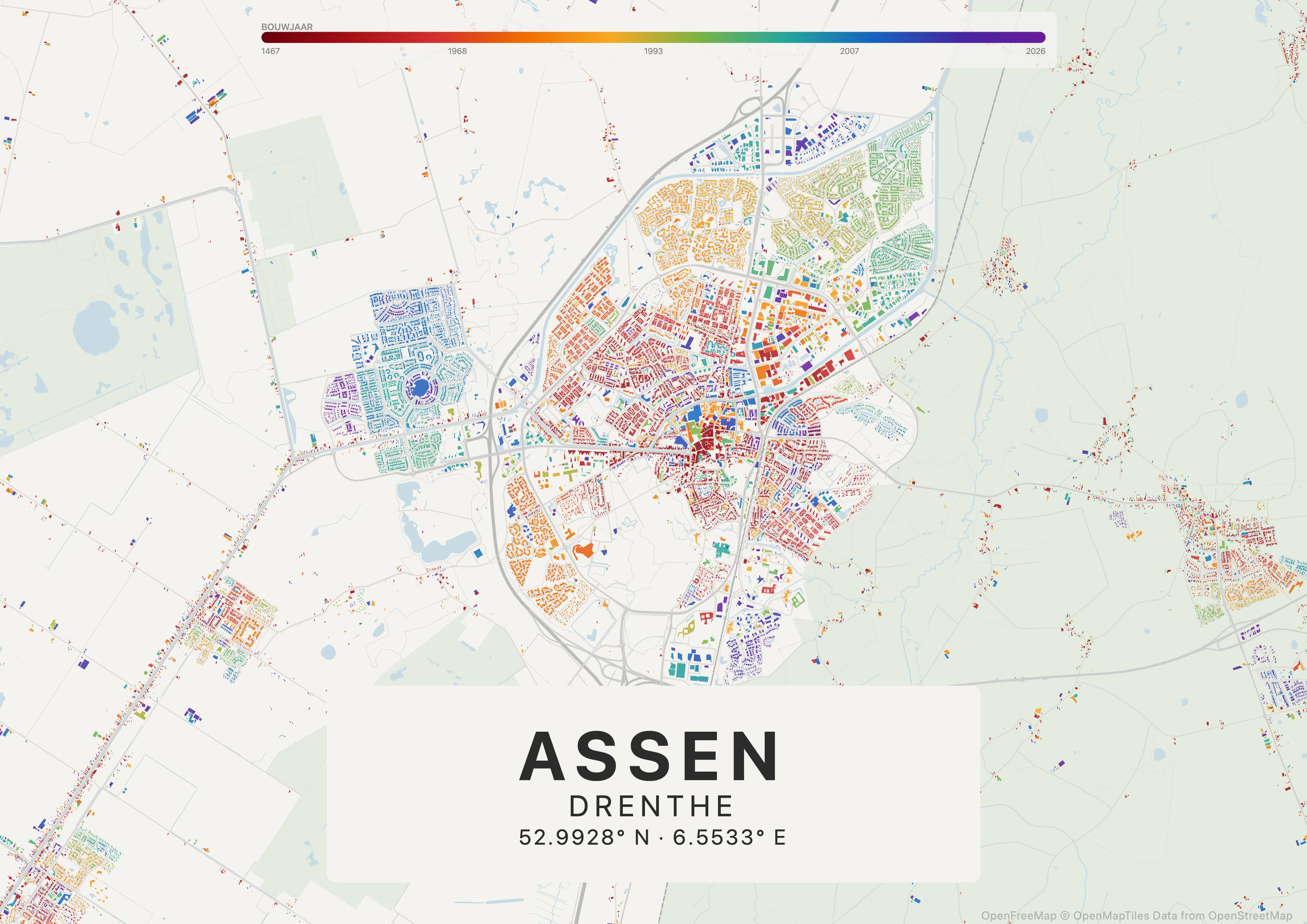 Tijdlaag-poster van Assen aan een woonkamermuur, panden gekleurd op bouwjaar