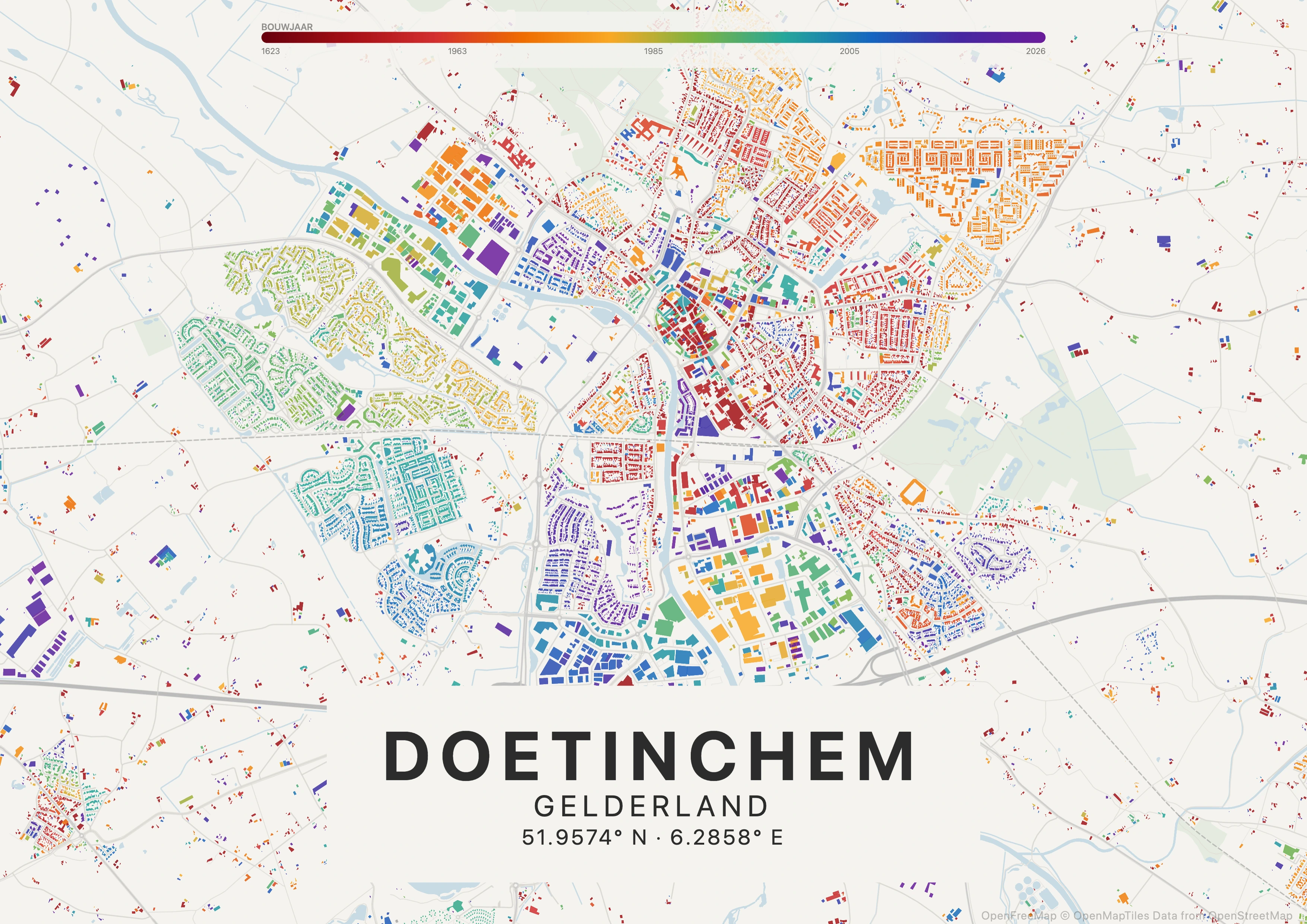 Tijdlaag-poster van Doetinchem aan een woonkamermuur, panden gekleurd op bouwjaar