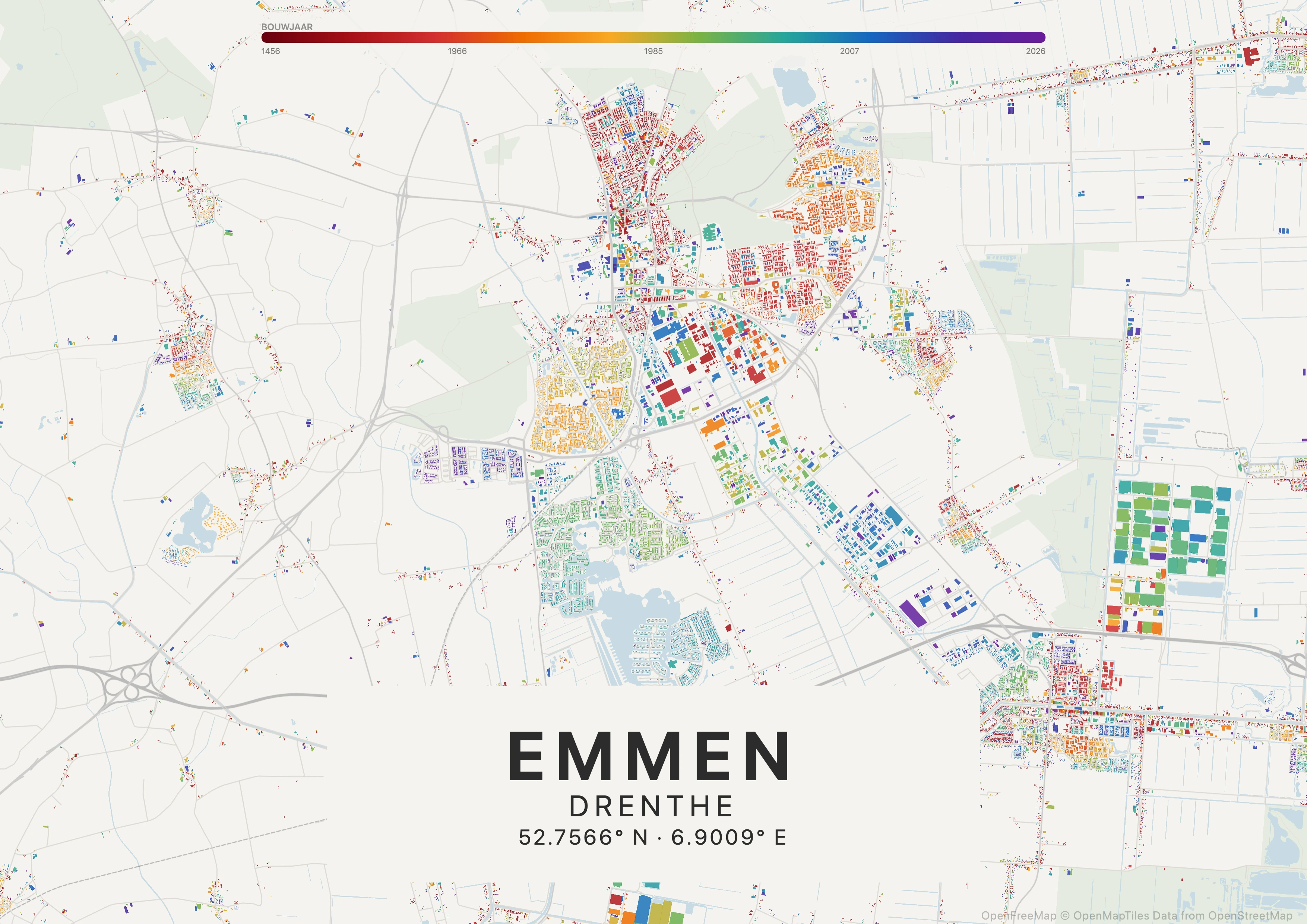 Tijdlaag-poster van Emmen aan een woonkamermuur, panden gekleurd op bouwjaar