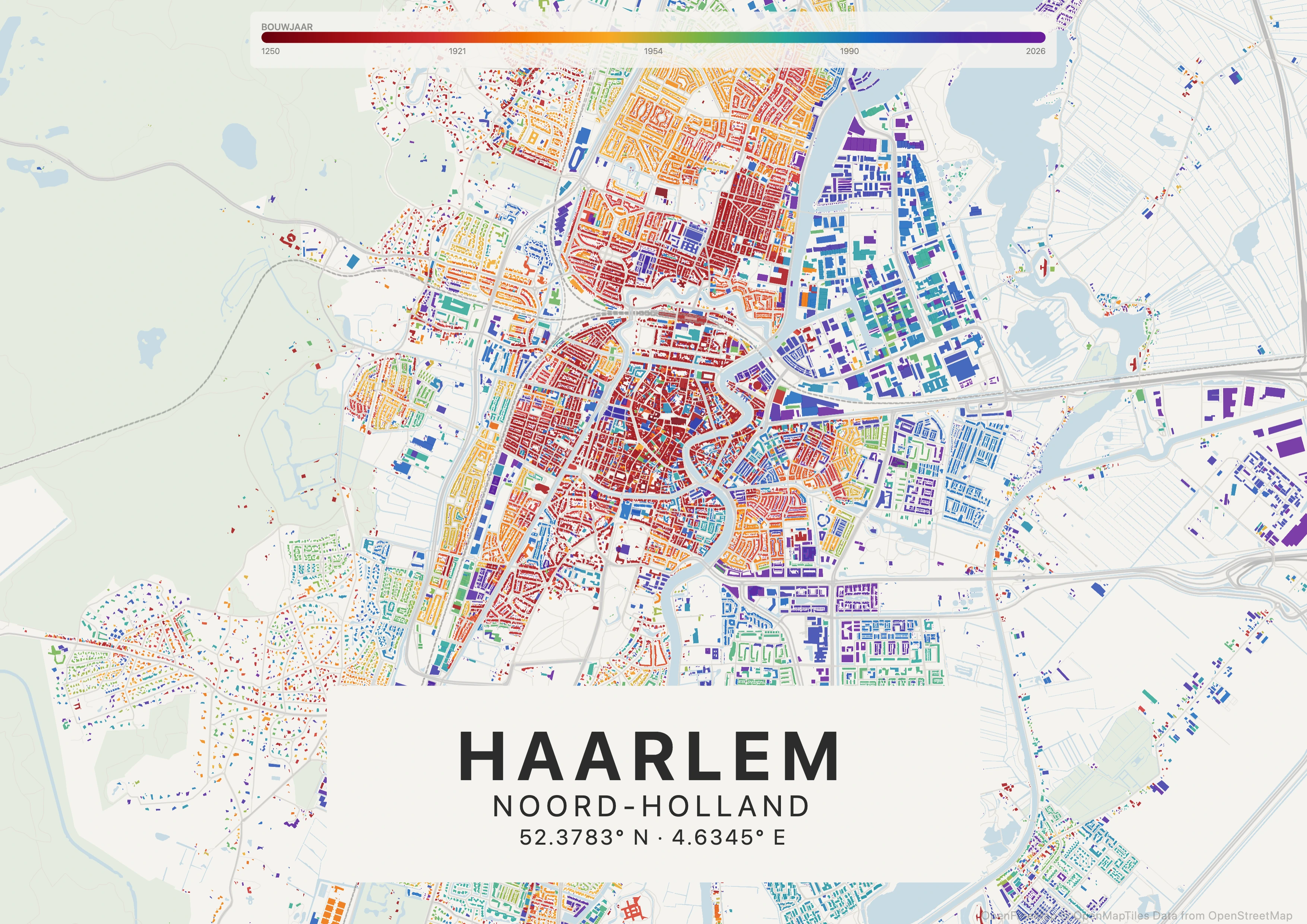 Tijdlaag-poster van Haarlem aan een woonkamermuur, panden gekleurd op bouwjaar