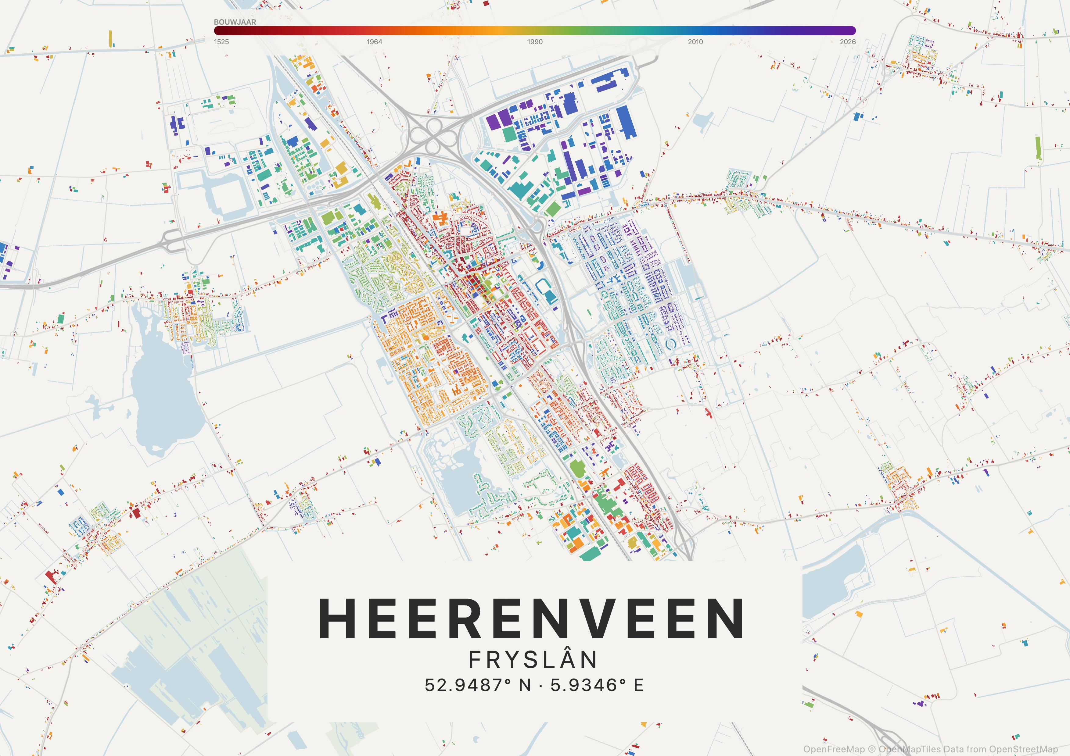 Tijdlaag-poster van Heerenveen aan een woonkamermuur, panden gekleurd op bouwjaar