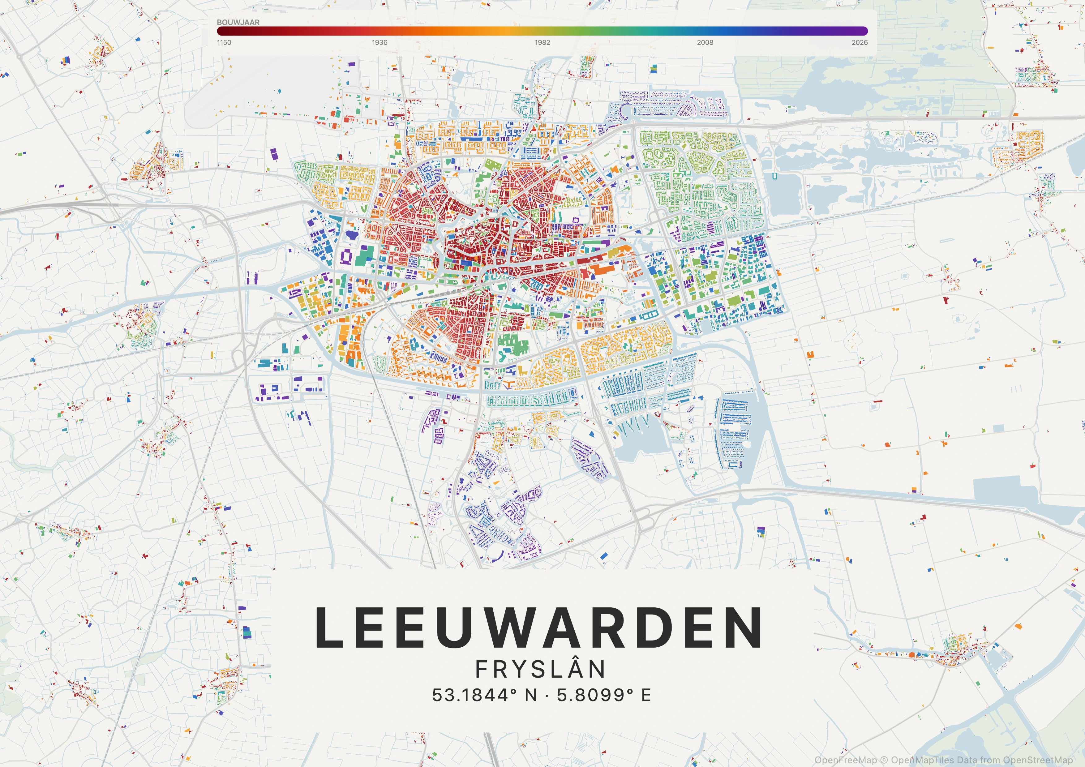 Tijdlaag-poster van Leeuwarden aan een woonkamermuur, panden gekleurd op bouwjaar