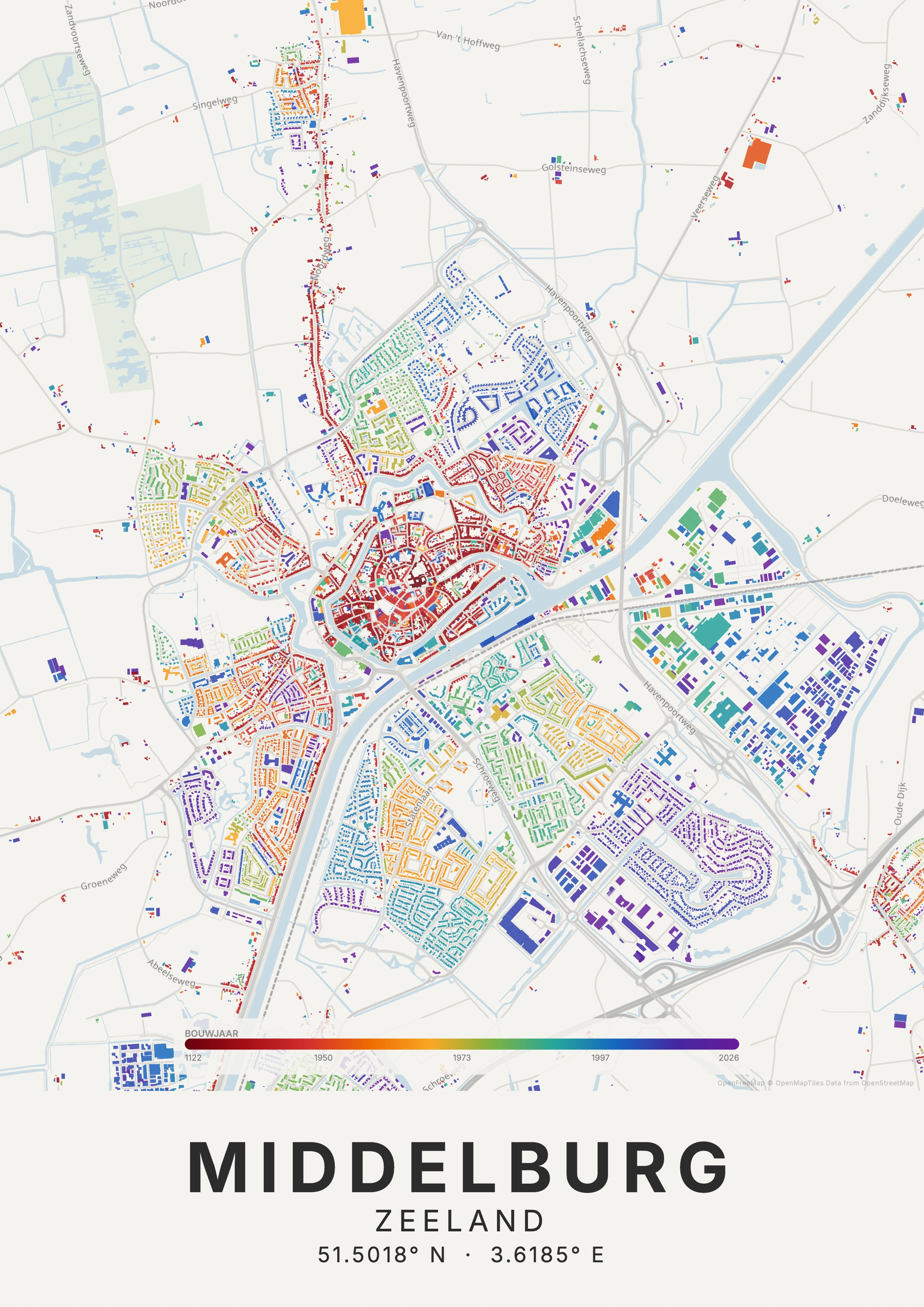 Tijdlaag-poster van Middelburg aan een woonkamermuur, panden gekleurd op bouwjaar