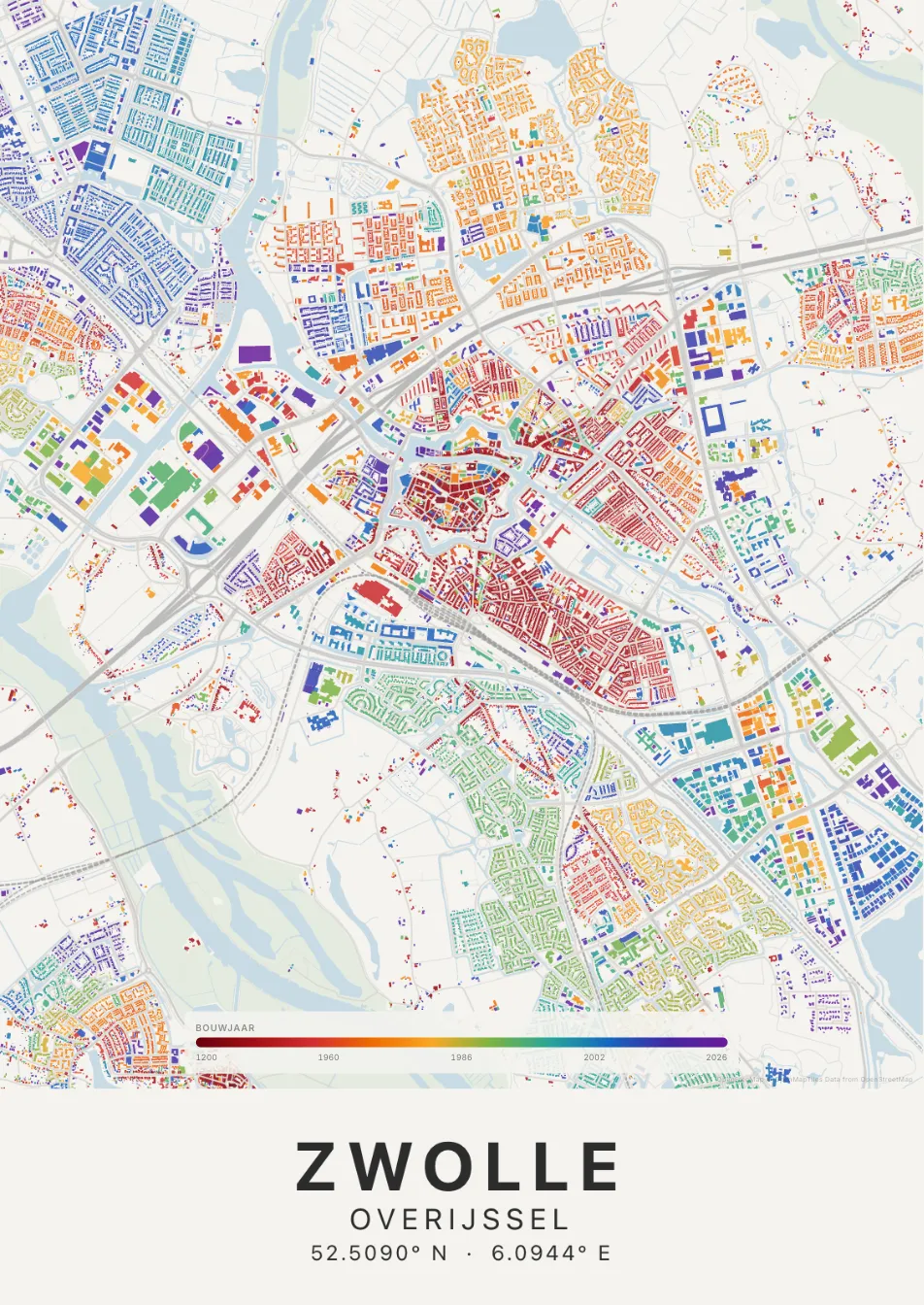 Tijdlaag-poster van Zwolle aan een woonkamermuur, panden gekleurd op bouwjaar