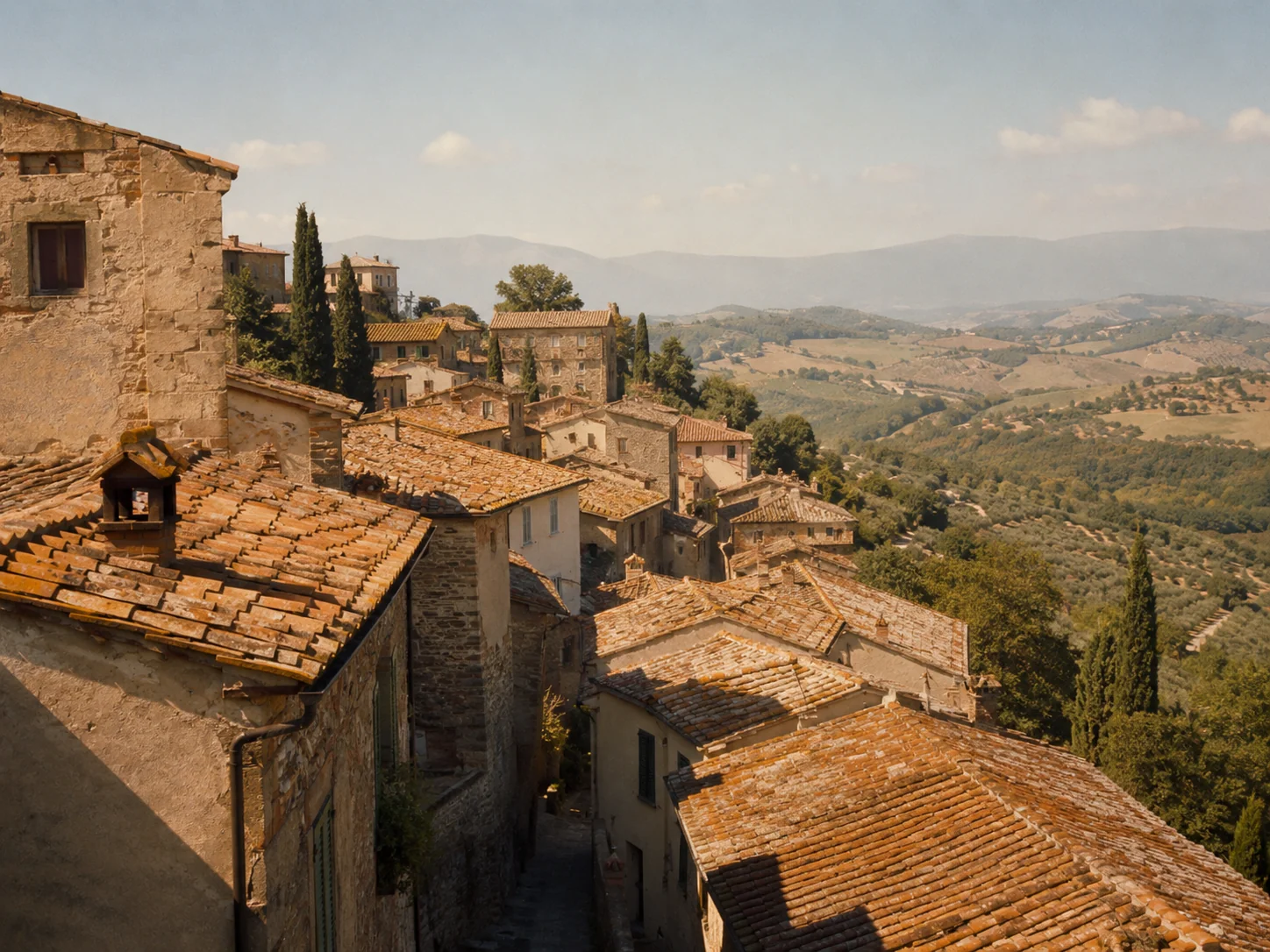 Italiaans bergdorp met terracotta daken in warm middaglicht